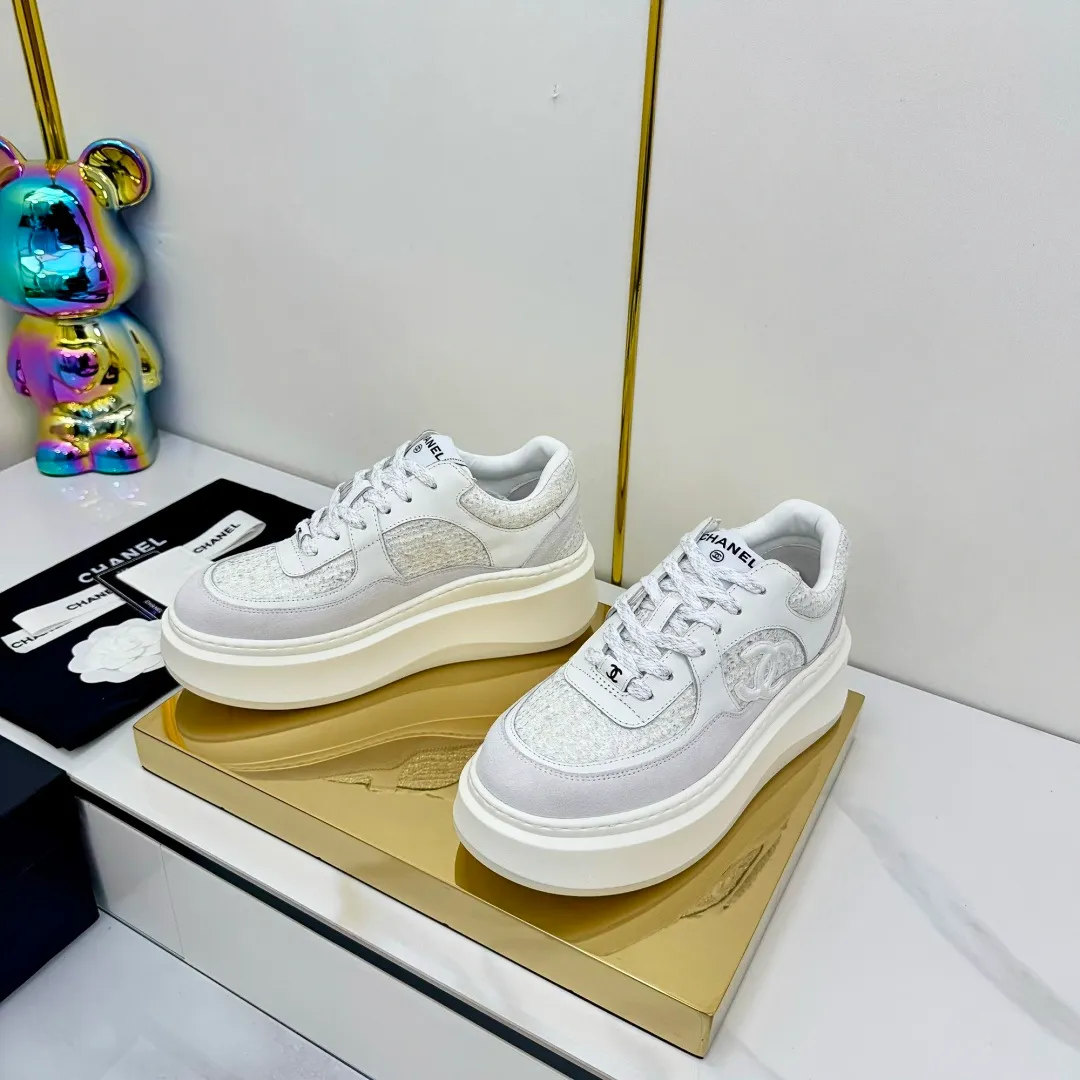 👟👟Ex-factory price 600👟👟 Upgraded version, upgraded version, upgraded version! No rebuttal accepted! ! ! ! Chanel Chanel panda shoes! 2025 counter's top casual sports shoes. This classic design; the upper is electro-embroidered with a variety of techniques; the outsole is fashionable and sporty; the unusual inclusion of a variety of color matching elements... The diversified mix and match is very good-looking and versatile, and can be used for leisure, fashion, sports, and outdoor... ꫛꫀꪝ Go➫ Materials: ❶Upper made of: original imported first-layer silk cowhide + original waterproof cloth + original first-layer cowhide ❷Inner lining: Original Yangli+Net ❸Outsole based on: Original TPU combination outsole Counter boutique packaging complete set for women 35–41 👉 👉 👉 👉 👉